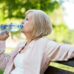 hidratación de las personas mayores para un verano saludable