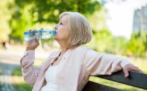 hidratación de las personas mayores para un verano saludable