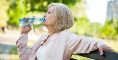 hidratación de las personas mayores para un verano saludable